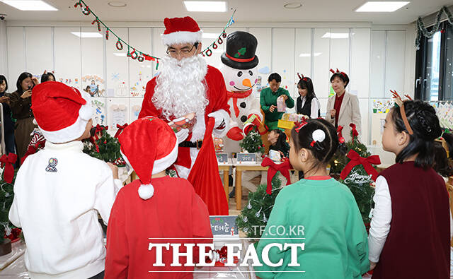 김민재 행정안전부 차관(오른쪽)이 크리스마스를 앞둔 19일 서울 종로구 정부서울청사 내 어린이집을 방문해 아이들과 대화를 나누고 있다. /행정안전부