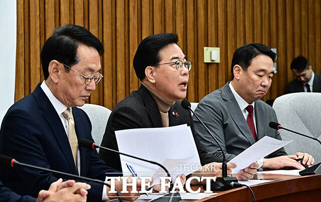 송언석 국민의힘 원내대표(왼쪽 세번째)가 19일 오전 서울 여의도 국회에서 열린 원내대책회의에 참석해 모두발언을 하고 있다. /국회=배정한 기자