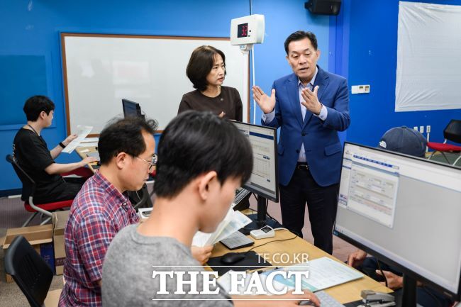 이재준 수원시장이 민생회복 소비쿠폰 신청 첫날인 지난 7월 21일 인계동 행정복지센터를 찾아 민원안내 창구를 점검하고 담당직원들을 격려하고 있다. /수원시