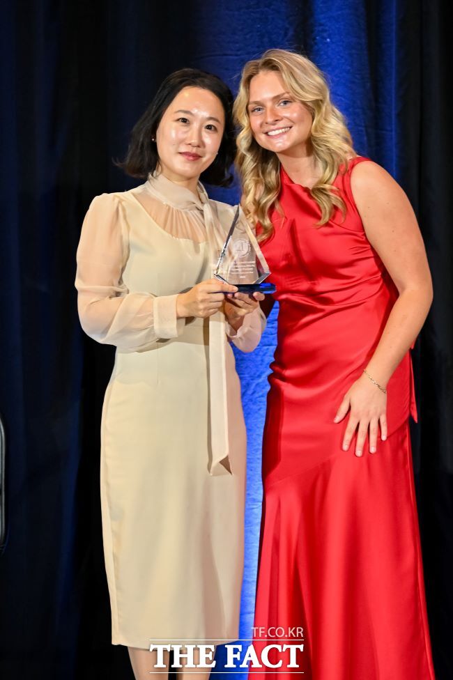 17일 오후(현지시각) 미국 플로리다주 마이애미에서 열린 '글로벌 트래블러 테스티드 어워즈' 시상식에서 이아란 경기관광공사 글로벌마케팅팀 과장이 상을 받고 기념촬영을 하고 있다. /경기관광공사