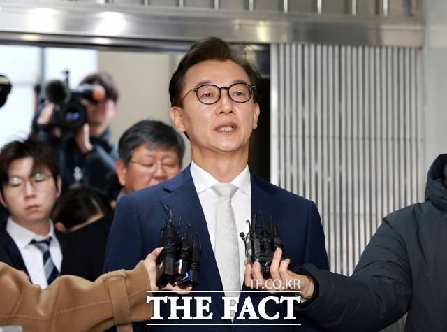 통일교 금품수수 의혹을 받는 전재수 전 해양수산부 장관이 19일 서울 서대문구 경찰청 국가수사본부로 조사받기 전 기자들 앞에서 발언하고 있다. /이새롬 기자