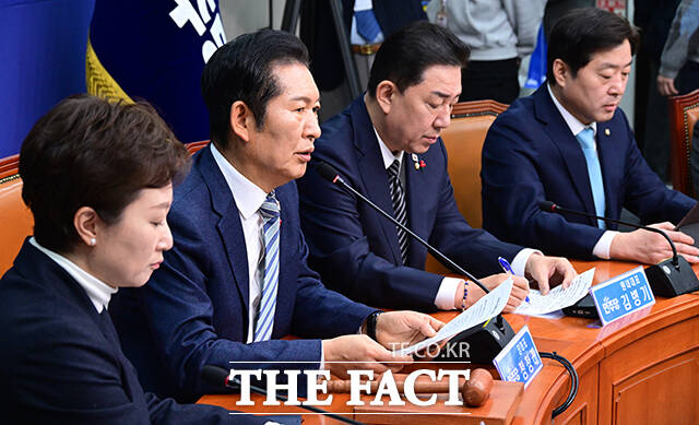 최고위원 회의 주재하는 정청래 대표.