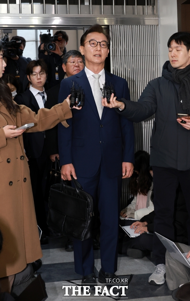 통일교 금품 수수 의혹을 받는 전재수 전 해양수산부 장관이 19일 오전 서울 서대문구 경찰청 국가수사본부에서 피의자 조사를 받기 위해 출석해 입장을 밝히고 있다. /이새롬 기자