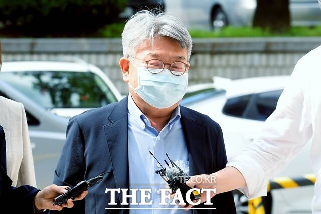 롯데그룹 경영권 분쟁 과정에서 변호사가 아닌데도 불법 자문을 한 혐의로 기소된 민유성 전 산업은행장이 2심에서 징역형의 집행유예로 감형됐다. /더팩트 DB