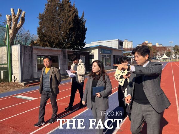 김민숙 대전시의회 의원(민주당, 비례대표, 사진 가운데)이 18일 대전체육고등학교를 방문해 학교장 및 교육청 관계자들과 간담회를 갖고 소통하고 있다. /김민숙 의원