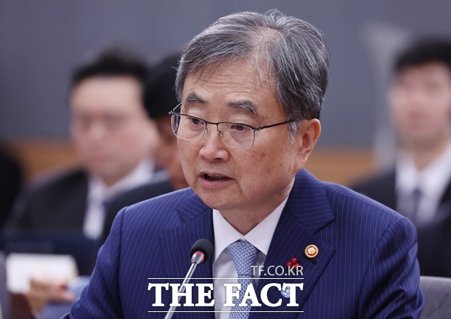 조현 외교부 장관은 19일 정부서울청사에서 열린 이재명 대통령에 대한 외교부(재외동포청)·통일부 등의 업무보고에서 “내년 이른 시기 이재명 대통령의 중국 국빈 방문을 추진하겠다”고 밝혔다. /뉴시스