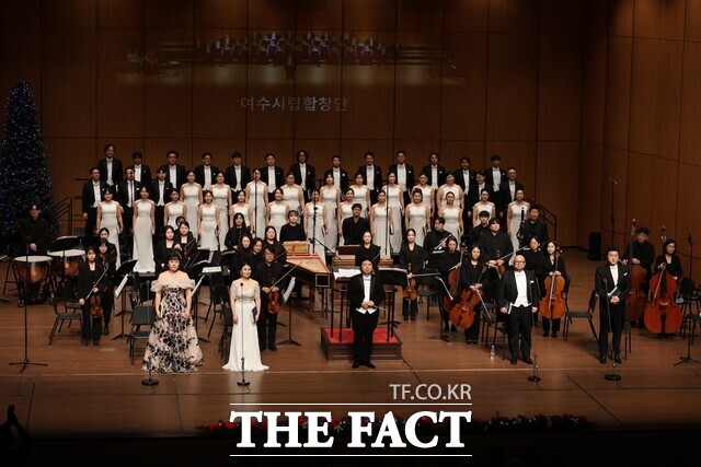 여수시립합창단과 오케스트라 누오베무지케가 18일 GS칼텍스 예울마루 대극장에서 열린 2025 송년음악회 메시아 무대에서 소프라노 한경성, 메조소프라노 양송미, 테너 김효종, 바리톤 박정민 등 솔리스트들과 함께 합창을 선보이고 있다. /여수시립합창단