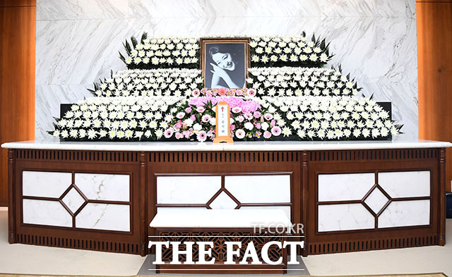 배우 故 윤석화의 빈소가 19일 서울 신촌 세브란스병원 장례식장 특1호실에 마련됐다. /사진공동취재단