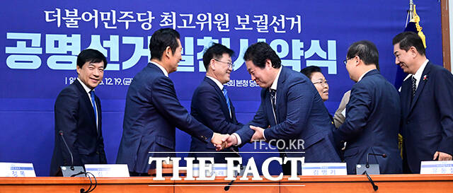 정청래 더불어민주당 대표(왼쪽 두 번째)가 유동철 최고위원 후보를 비롯해 참석자들과 인사하고 있다.