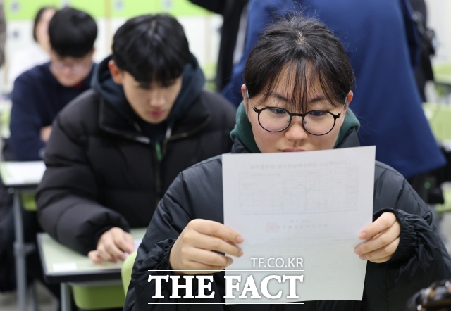 고교학점제를 적용받는 현 고등학교 1학년은 192학점을 이수해야 졸업할 수 있다. 사진은 지난 5일 오전 서울 광진구 광남고등학교 수험생들이 2026학년도 대학수학능력시험 성적표를 확인하는 모습. /박헌우 기자