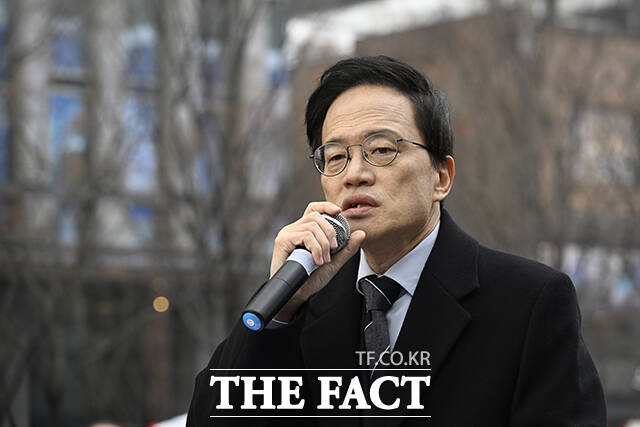 검찰은 지난달 28일 박범계 의원에게 벌금 400만원을, 박주민 의원에게는 벌금 300만원을 구형했다. 함께 기소된 김병욱 대통령실 정무비서관과 이종걸 전 의원에겐 벌금 1500만원과 700만원을 구형했다. /송호영 기자