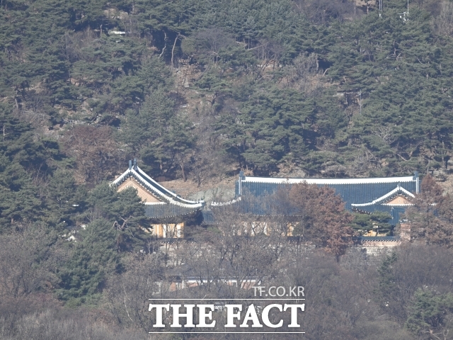 윤석열 정부의 대통령 관저 이전 의혹 핵심 연루자인 김오진 전 국토교통부 1차관이 19일 김건희 여사 연루 의혹을 수사하는 민중기 특별검사팀의 출석 요구에 불응했다. 사진은 옛 청와대 대통령 관저의 모습. /송호영 기자