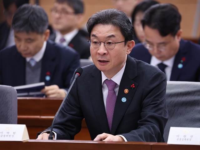 이억원 금융위원장이 19일 서울 종로구 정부서울청사 별관에서 열린 금융위원회·공정거래위원회 업무보고에서 발언하고 있다. /뉴시스