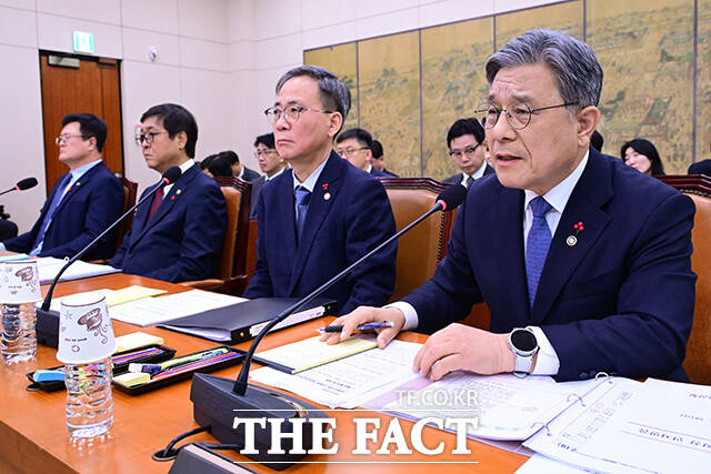 김교흥 국회 문화체육관광위원장이 의사봉을 두드리고 있다.