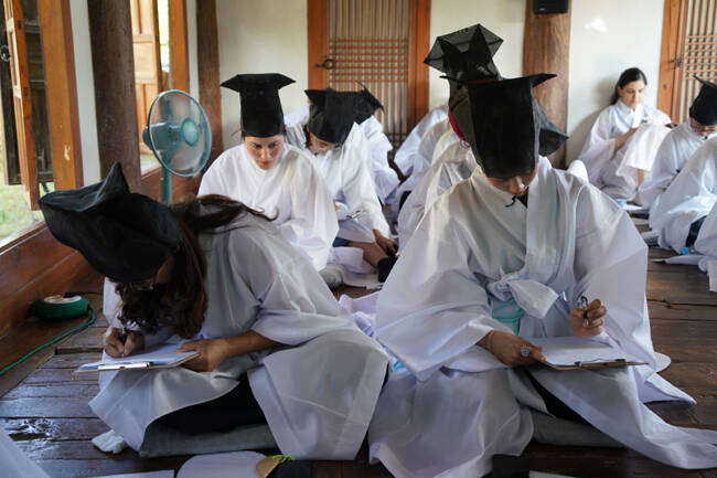 외국인들이 영어로 과거시험체험을 하고 있다. /영주시