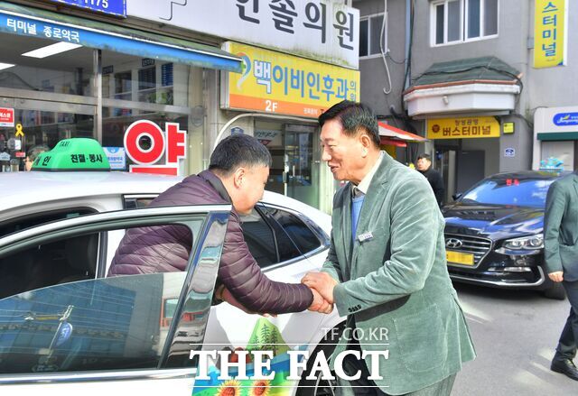 김한종 장성군수가 택시 종사자들에게 감사인사를 전하고 있다. /장성군