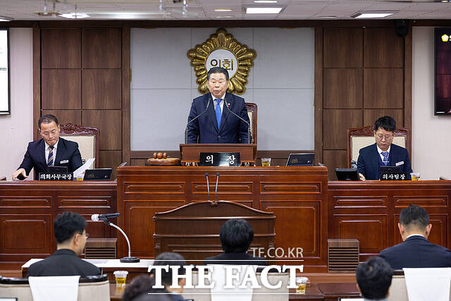 강형구 순천시의회 의장이 19일 본회의장에서 제291회 제2차 정례회를 마무리하며 주요 안건을 처리하고 있다. /순천시의회