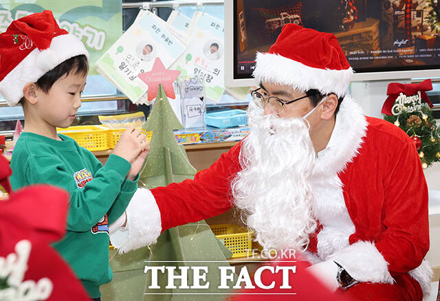 김민재 행정안전부 차관(오른쪽)이 크리스마스를 앞둔 19일 서울 종로구 정부서울청사 내 어린이집을 방문해 아이들과 대화를 나누고 있다. /행정안전부