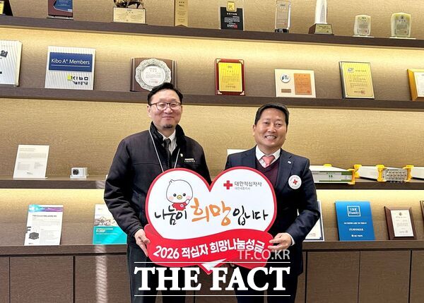 고연완 주식회사 파이버프로 대표가 19일 '2026 적십자 희망나눔 성금'으로 대한적십자사 대전세종지사에 500만 원을 기부했다. /대한적십자사 대전세종지사