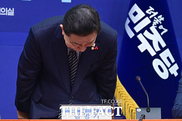 고개 숙여 인사하는 김병기 원내대표.