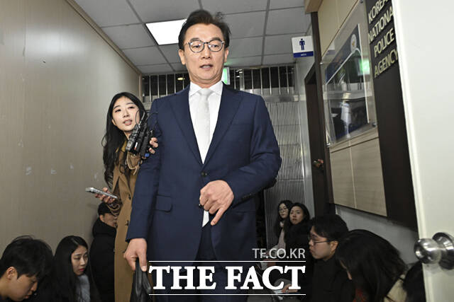 통일교로부터 금품 수수 의혹을 받고 해양수산부 장관직을 내려놓은 전재수 더불어민주당 의원이 19일 오전 서울 서대문구 경찰청에 피의자 신분으로 출석하고 있다. /이새롬 기자