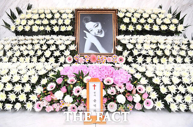 배우 故 윤석화의 빈소가 19일 서울 신촌 세브란스병원 장례식장 특1호실에 마련됐다. /사진공동취재단