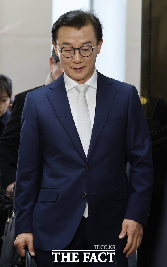 통일교로부터 금품 수수 의혹을 받고 해양수산부 장관직을 내려놓은 전재수 더불어민주당 의원이 19일 오전 서울 서대문구 경찰청에 피의자 신분으로 출석하고 있다. /이새롬 기자