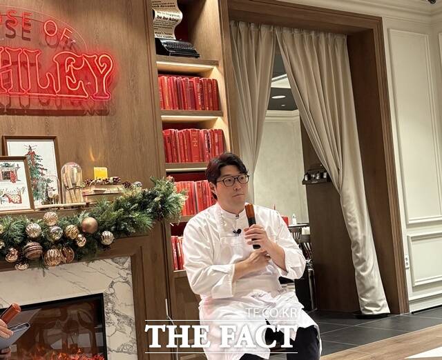 오세득 셰프가 애슐리퀸즈와 협업한 신메뉴 한우 비프웰링턴 버거에 대해 이야기하고 있다. /성수=문화영