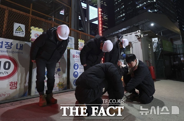 송치영(가운데) 포스코이앤씨 사장이 18일 저녁 서울 여의도역 신안산선 공사 사고현장에서 사과문을 발표하고 고개를 숙이고 있다. 이날 여의도역 2번 출구 옆 신안산선 복선전철 4-2공구 지하 70m에 위치한 터널 공사 현장에서 작업자 7명 중 3명이 부상을 입었다. 50대 작업자 A씨는 터널 상단 약 16m 높이에서 낙하한 40m 길이의 철근망에 부상을 입고 심정지 상태로 이송됐으나 사망했다. /뉴시스