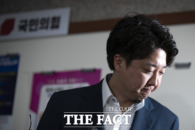 친한계 축출 과정을 두고 '주류와 반대되는 의견'을 수용하지 못하는 당내 분위기가 문제적이라는 지적이 제기된다. 사진은 이준석 국민의힘 대표가 지난 2022년 7일 국회에서 열린 국민의힘 중앙윤리위원회에서 자신과 관련된 '성상납 증거인멸 교사' 의혹과 관련한 소명을 하기 위해 회의실로 향하고 있는 모습. /더팩트DB