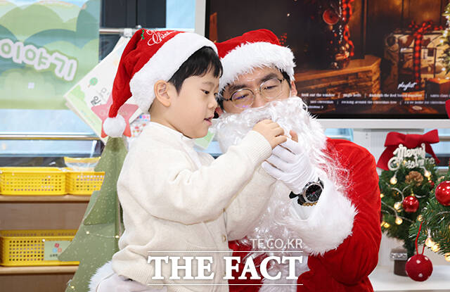 김민재 행정안전부 차관(오른쪽)이 크리스마스를 앞둔 19일 서울 종로구 정부서울청사 내 어린이집을 방문해 아이들과 대화를 나누고 있다. /행정안전부