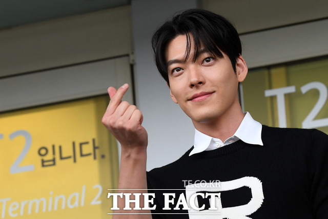 김우빈과 신민아는 2015년 7월 공개연애를 시작해 10년간 사랑을 이어왔다./더팩트DB