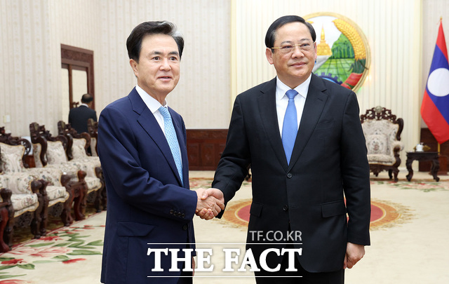 김태흠 충남도지사가 18일(현지시간) 라오스 비엔티안 총리실에서 손싸이 시판돈 라오스 총리와 회담에 앞서 악수하고 있다. /충남도