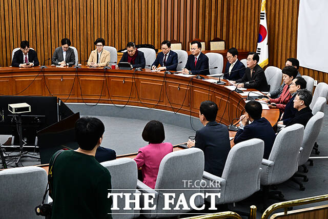 송언석 국민의힘 원내대표(왼쪽 세번째)가 19일 오전 서울 여의도 국회에서 열린 원내대책회의에 참석해 모두발언을 하고 있다. /국회=배정한 기자