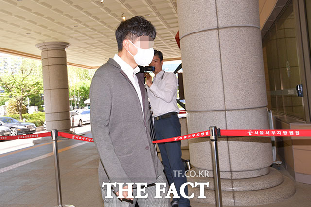 [더팩트ㅣ남윤호 기자] 방송인 박수홍의 출연료 등을 빼돌린 혐의를 받고 있는 박진홍 씨가 19일 오후 서울 마포구 서울서부지방법원 재판장으로 향하고 있다.