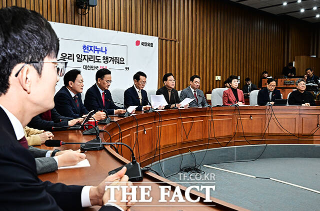 송언석 국민의힘 원내대표(왼쪽 세번째)가 19일 오전 서울 여의도 국회에서 열린 원내대책회의에 참석해 모두발언을 하고 있다. /국회=배정한 기자