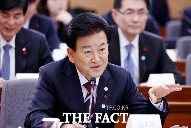 정동영 통일부 장관은 19일 정부서울청사 별관에서 열린 외교부(재외동포청)·통일부 업무보고에서 “통일부 정책을 뒷받침할 독자적 싱크탱크가 필요하다”며 현재 국무총리실 산하 정부출연연구기관인 통일연구원을 통일부 산하로 이관해달라고 이재명 대통령에게 요청했다. /뉴시스