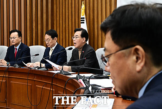 송언석 국민의힘 원내대표(왼쪽 세번째)가 19일 오전 서울 여의도 국회에서 열린 원내대책회의에 참석해 모두발언을 하고 있다. /국회=배정한 기자