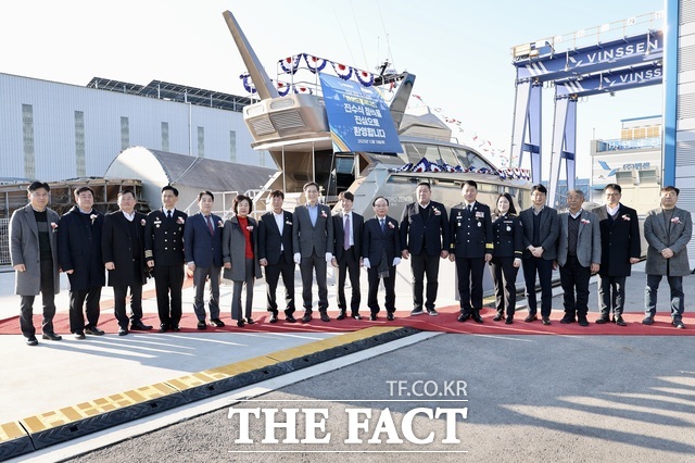 영암군이 18일 대불산단에서 국내 최초로 한국해양교통안전공단(KOMSA) 인증을 받은 수소연료전지 추진 선박 하이드로제니(Hydro-Zenith)의 진수식을 개최하고 있다. /영암군