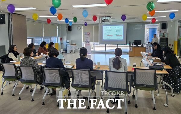 대전 대덕구가 18일 대덕구육아복합마더센터에서 여성일자리협의체 실무진 간담회를 열고 지역 특성에 맞는 여성 일자리 창출 방안을 논의하고 있다. /대덕구