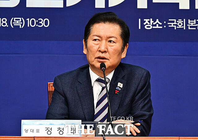 정청래 더불어민주당 대표는 19일 대법원이 '국가적 중요사건에 대한 전담재판부 설치 및 심리절차에 관한 예규'를 제정하기로 한 것과 관련해 '뒤늦은 시늉'이라며 