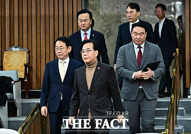 송언석 국민의힘 원내대표(왼쪽 세번째)가 19일 오전 서울 여의도 국회에서 열린 원내대책회의에 참석해 모두발언을 하고 있다. /국회=배정한 기자