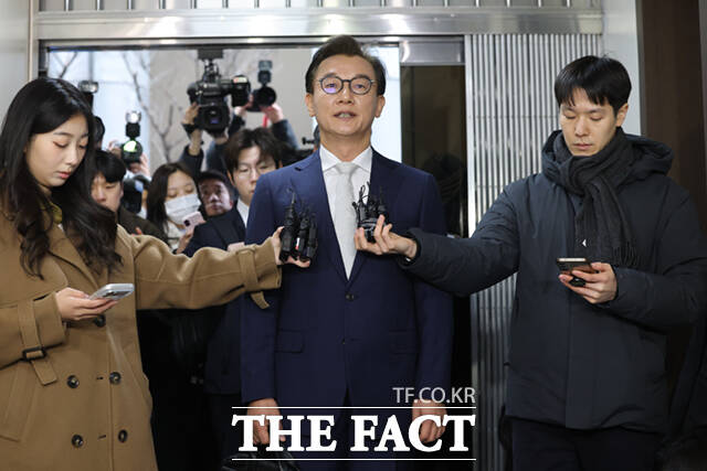 통일교로부터 금품 수수 의혹을 받고 해양수산부 장관직을 내려놓은 전재수 더불어민주당 의원이 19일 오전 서울 서대문구 경찰청에 피의자 신분으로 출석하고 있다. /이새롬 기자