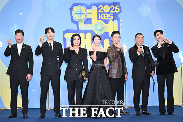 '개는 훌륭하다' 조재호, 최민혁, 양은수, 김현주, 권혁필, 이웅종, 영탁(왼쪽부터)이 20일 오후 서울 영등포구 여의도 KBS 신관에서 열린 'KBS 연예대상' 포토월에 참석해 포즈를 취하고 있다. /박헌우 기자