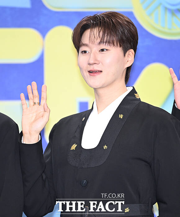 '불후의 명곡' 김준현과 포레스텔라 배두훈, 강형호, 조민규, 고우림, 불후의 명곡 이찬원(왼쪽부터)이 20일 오후 서울 영등포구 여의도 KBS 신관에서 열린 'KBS 연예대상' 포토월에 참석해 포즈를 취하고 있다. /박헌우 기자