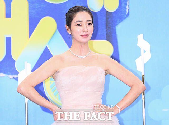 KBS 연예대상 MC 이민정이 20일 오후 서울 영등포구 여의도 KBS 신관에서 열린 'KBS 연예대상' 포토월에 참석해 포즈를 취하고 있다. /박헌우 기자