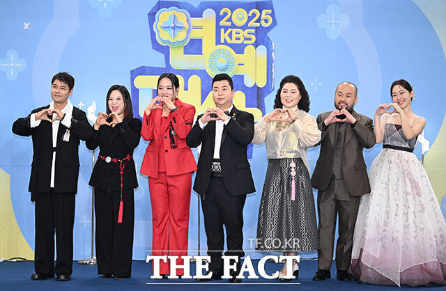 '사장님 귀는 당나귀 귀' 전현무와 김숙, 정지선, 정호영, 이순실, 데이비드 리, 엄지인(왼쪽부터)이 20일 오후 서울 영등포구 여의도 KBS 신관에서 열린 'KBS 연예대상' 포토월에 참석해 포즈를 취하고 있다. /박헌우 기자