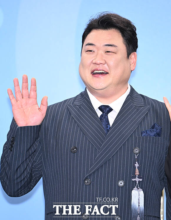 '불후의 명곡' 김준현과 포레스텔라 배두훈, 강형호, 조민규, 고우림, 불후의 명곡 이찬원(왼쪽부터)이 20일 오후 서울 영등포구 여의도 KBS 신관에서 열린 'KBS 연예대상' 포토월에 참석해 포즈를 취하고 있다. /박헌우 기자