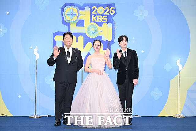 KBS 연예대상 MC 문세윤과 이민정, 이찬원(왼쪽부터)이 20일 오후 서울 영등포구 여의도 KBS 신관에서 열린 'KBS 연예대상' 포토월에 참석해 포즈를 취하고 있다. /박헌우 기자