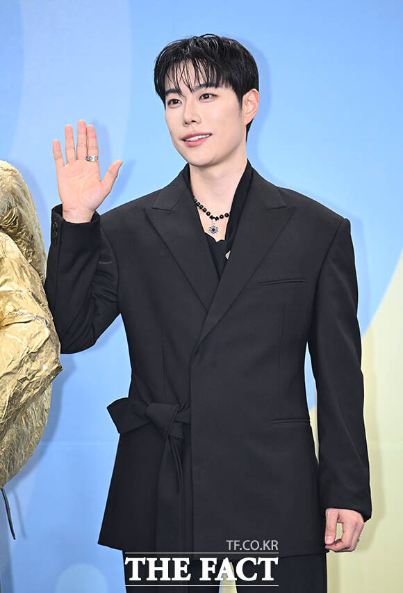 전 축구선수 이동국의 자녀 이시안과 이수아, 이설아 국립중앙박물관 분장대회 우승자 황오동 금귀걸이, 유튜버 레오제이(왼쪽부터)가 20일 오후 서울 영등포구 여의도 KBS 신관에서 열린 'KBS 연예대상' 포토월에 참석해 포즈를 취하고 있다. /박헌우 기자